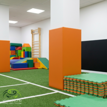 Yapışkanlı duvar paneli spor ve oyun alanı uygulaması – turuncu kolon koruma siyah duvar kaplama sünger oyun grubu