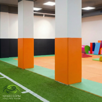 Kendinden yapışkanlı duvar paneli çocuk oyun alanı uygulaması – turuncu kolon koruma ve siyah duvar kaplama