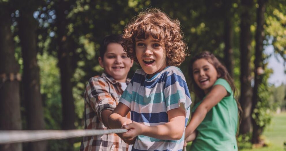 Açık hava etkinlikleri, çocukların çevrelerini daha derinlemesine anlamalarına ve çevresel sorunlar hakkında duyarlılıklarını artırmalarına yardımcı olabilir. Bu, çocukların sürdürülebilirlik, doğal çevre ve toplumsal sorumluluk gibi önemli konulara karşı daha duyarlı bir nesil olarak yetişmelerine katkıda bulunabilir.