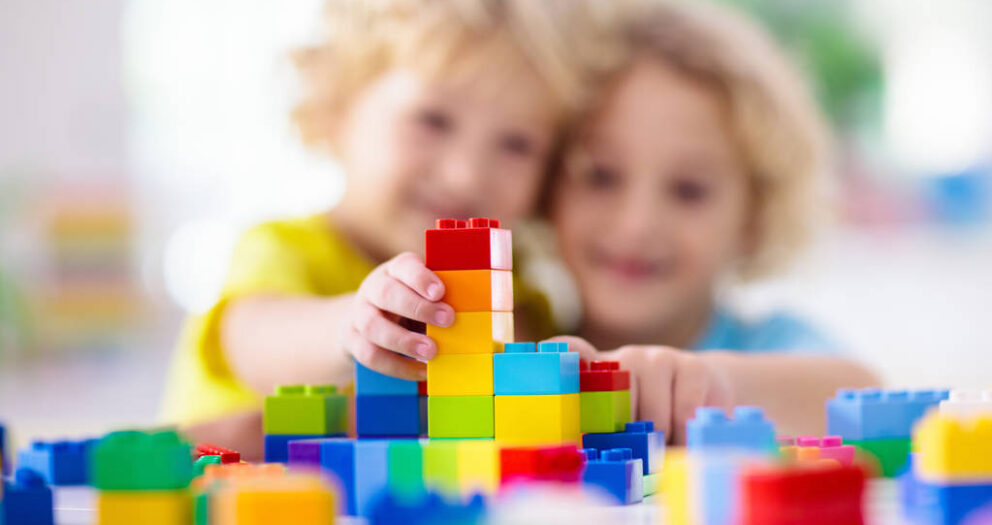 Anaokulları, çocukların eğitim hayatına başladığı ve ilk sosyal deneyimlerini yaşadığı yerlerdir. Dolayısıyla, anaokullarında etkinlik ve aktivite sınıfları tasarımı ve düzenlemesi, çocukların gelişimini desteklemek amacıyla son derece kritik bir öneme sahiptir. Bu yazıda, anaokullarında etkinlik ve aktivite sınıflarının tasarımı, mobilya seçimi, dekorasyon unsurları ve zemin kaplama seçenekleri hakkında ayrıntılı bilgi sunacağız.