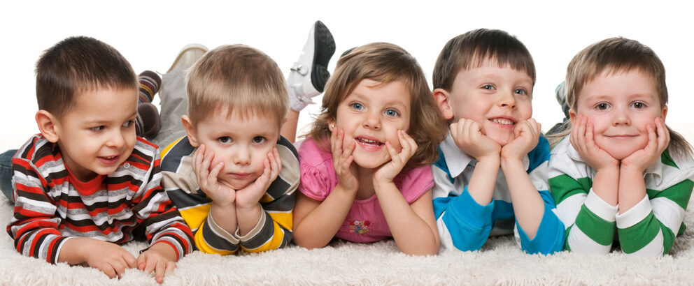 Anaokulu minderleri ve anaokullarında kullanılan materyaller, çocuk gelişimine önemli katkılarda bulunan araçlar olarak karşımıza çıkmaktadır. Anaokulu minderleri, çocukların rahatça oturmasını ve çeşitli aktivitelere katılmasını sağlar. Anaokullarında kullanılan materyaller çocukların yaratıcılıklarını, el becerilerini, dil gelişimlerine yardımcı olur. Matematik ve mantık becerilerini, duyusal deneyimlerini, müzik ve hareket yeteneklerini, bilimsel düşünceyi, sosyal becerilerini ve fiziksel sağlıklarını destekler. Bu araçlar sayesinde çocuklar eğlenerek öğrenirler ve gelecekteki başarılarına sağlam bir temel oluştururlar.