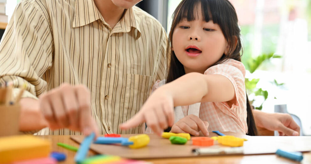 Okul öncesi dönem, çocukların temel öğrenme deneyimlerini yaşadıkları ve gelişimlerini şekillendirdikleri bir dönemdir. Bu nedenle, okul öncesi çocuklarda eğitsel tanılama önemli bir rol oynar. Eğitsel tanılama, çocukların güçlü yanlarını ve zayıf yönlerini belirleme, özel eğitim ihtiyaçlarını tanımlama ve daha iyi bir öğrenme deneyimi sağlama amacını taşır. Bu yazıda, okul öncesi çocuklarda eğitsel tanılamanın ne olduğunu, neden önemli olduğunu ve nasıl uygulandığını inceleyeceğiz.