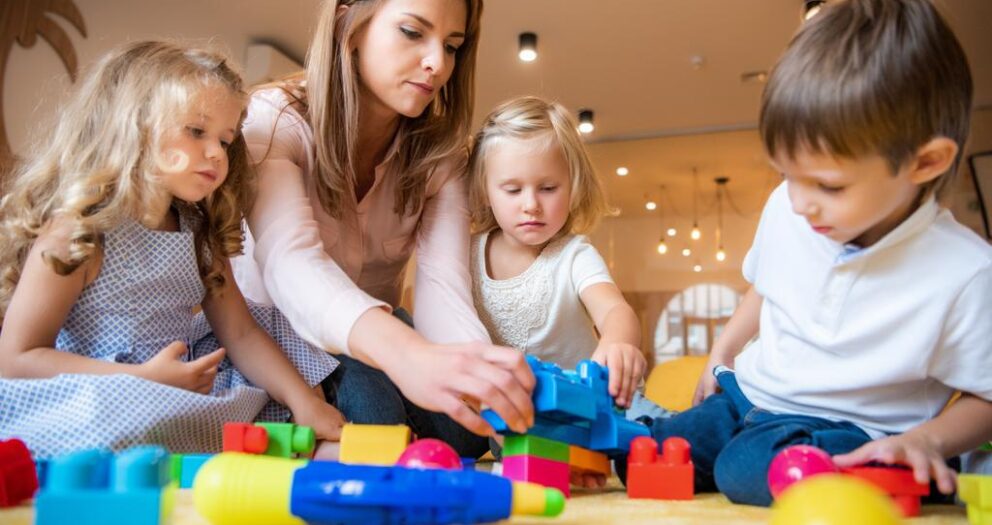 Okul öncesi eğitim, çocukların temel becerilerini geliştirir, sosyal-duygusal olgunlaşmayı destekler, okula hazırlar ve dil gelişimini artırır. Özgüven ve ahlaki değerlerin kazanılmasına katkı sağlar.