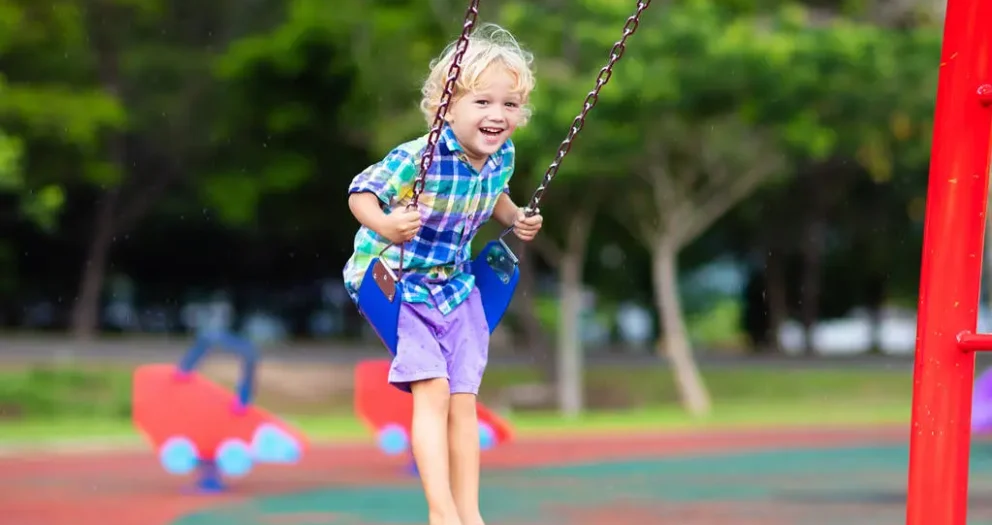 Salıncak ve Kaydırak Eğlenceli Çocuk Oyun Aktiviteleri Alanları