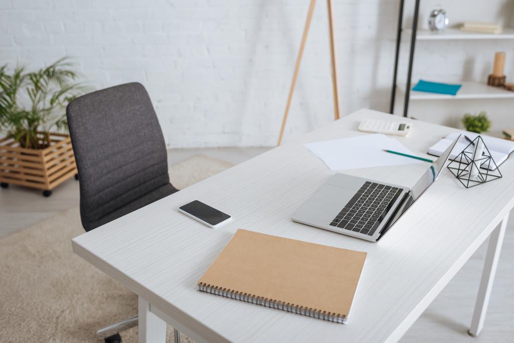 Çalışma Masaları Uygun Fiyatlı Modern Tasarımlar