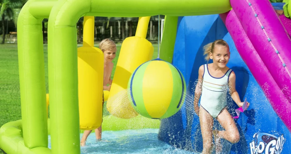 Şişme Havuz İçinde Çocuklar Oynuyor