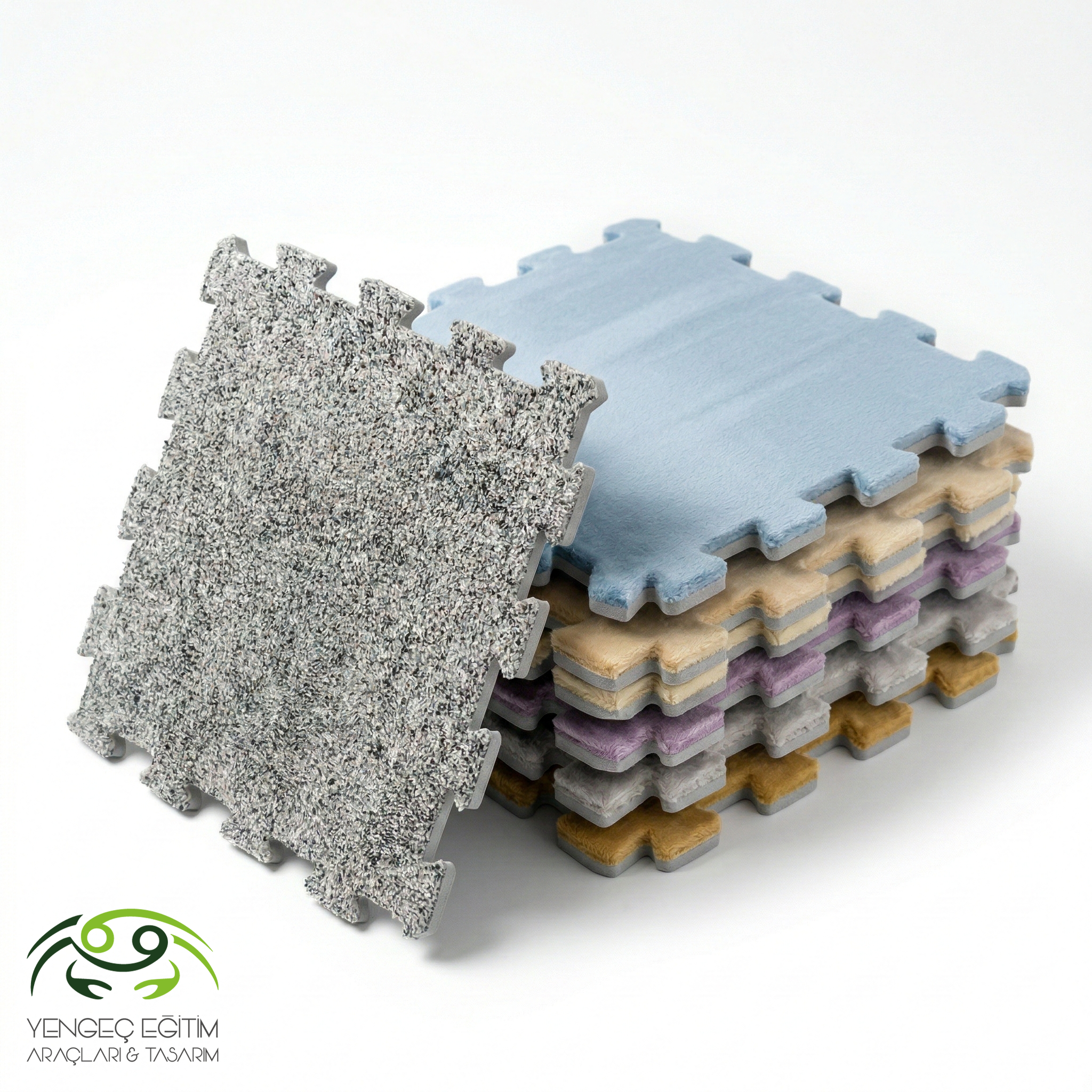 Peluş puzzle halı farklı renklerde üst üste istiflenmiş parçalar - melanj, açık mavi, krem, lila, hardal ve gri