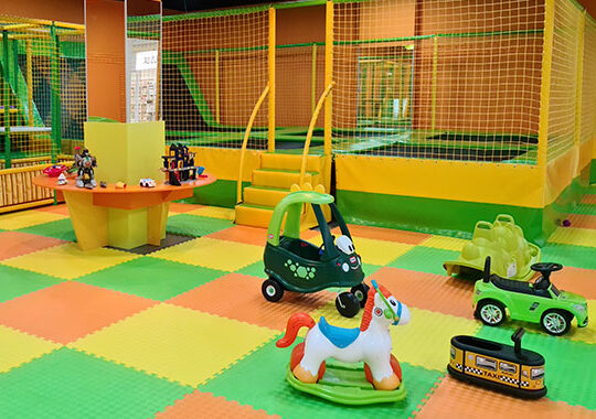 Tatami minder döşeli kapalı çocuk oyun alanı