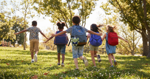 Ara tatil 2026 döneminde parkta koşan anaokulu öğrencileri