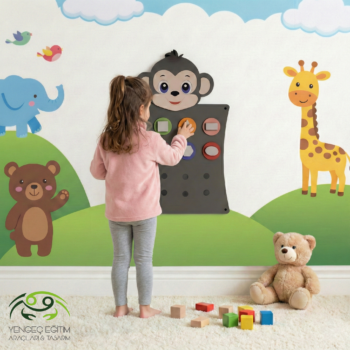 Çocuk maymun şekil duvar aktivite oyunu ile oynuyor - geometrik şekilleri eşleştiriyor Yengeç Eğitim