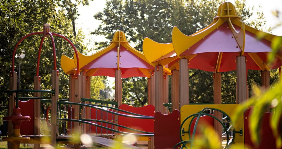 Renkli çatılı çok fonksiyonlu ahşap çocuk parkı kuleleri ve geçiş köprüsü