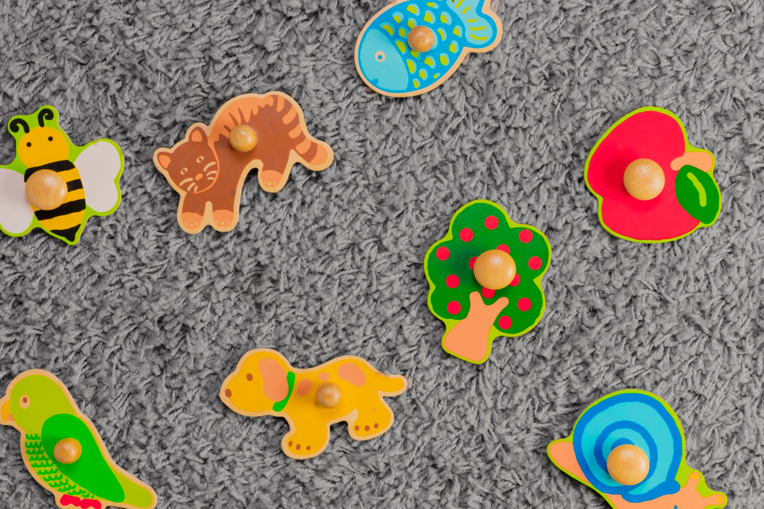 Anaokulu ilgi köşesi için ahşap tutmalı hayvan ve doğa figürlü eğitici eşleştirme parçaları